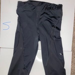 Black 3/4 Nike leggings